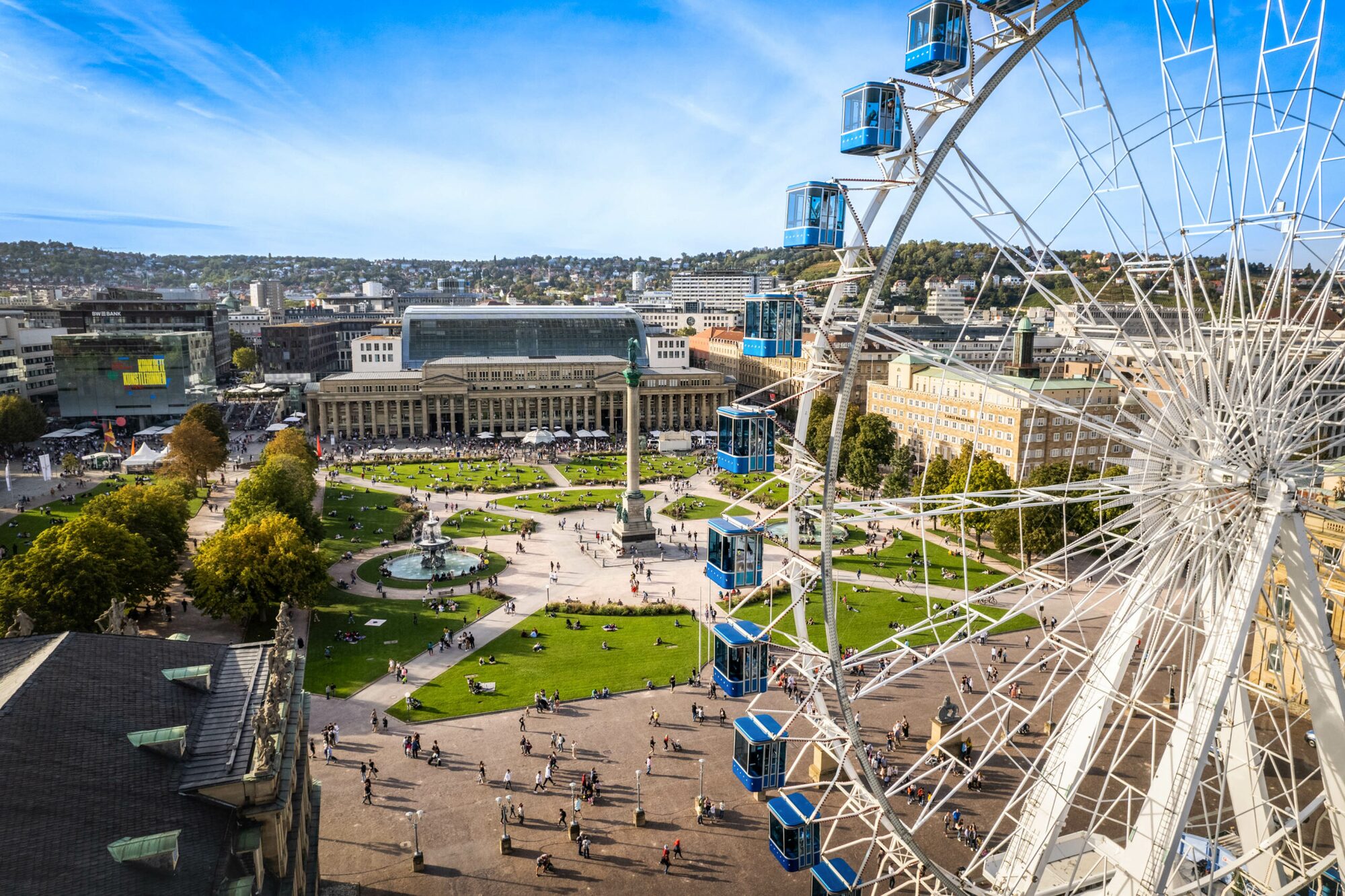 Drohnen-Luftaufnahme des Riesenrads über dem Stuttgarter Schlossplatz