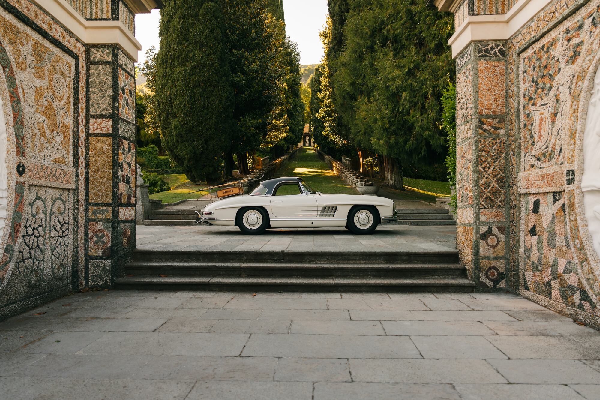 Weißer Mercedes 300 SL Roadster im Torbogen einer italienischen Villa