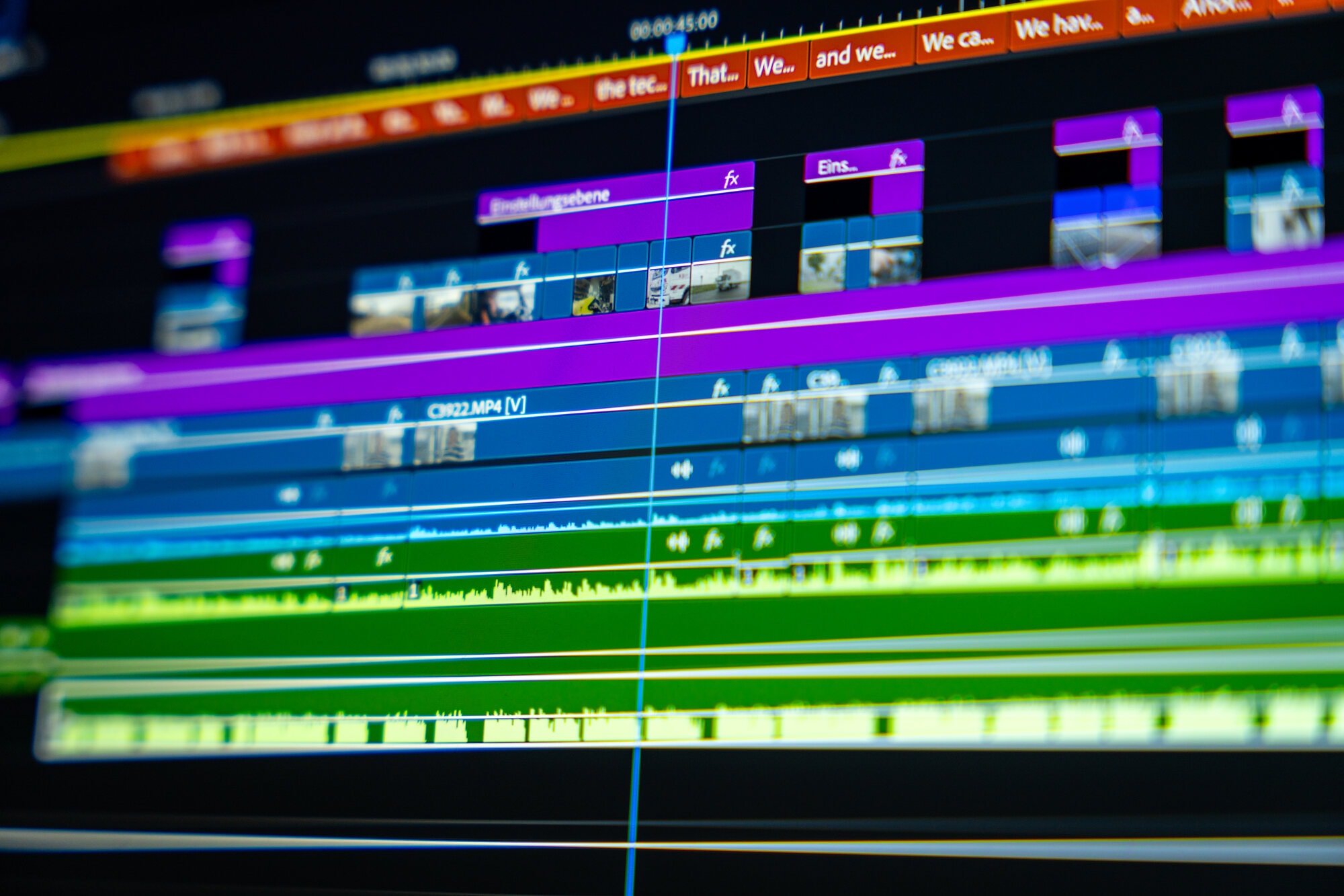 Schnittprogramm mit Videospur-Timeline in der Postproduktion