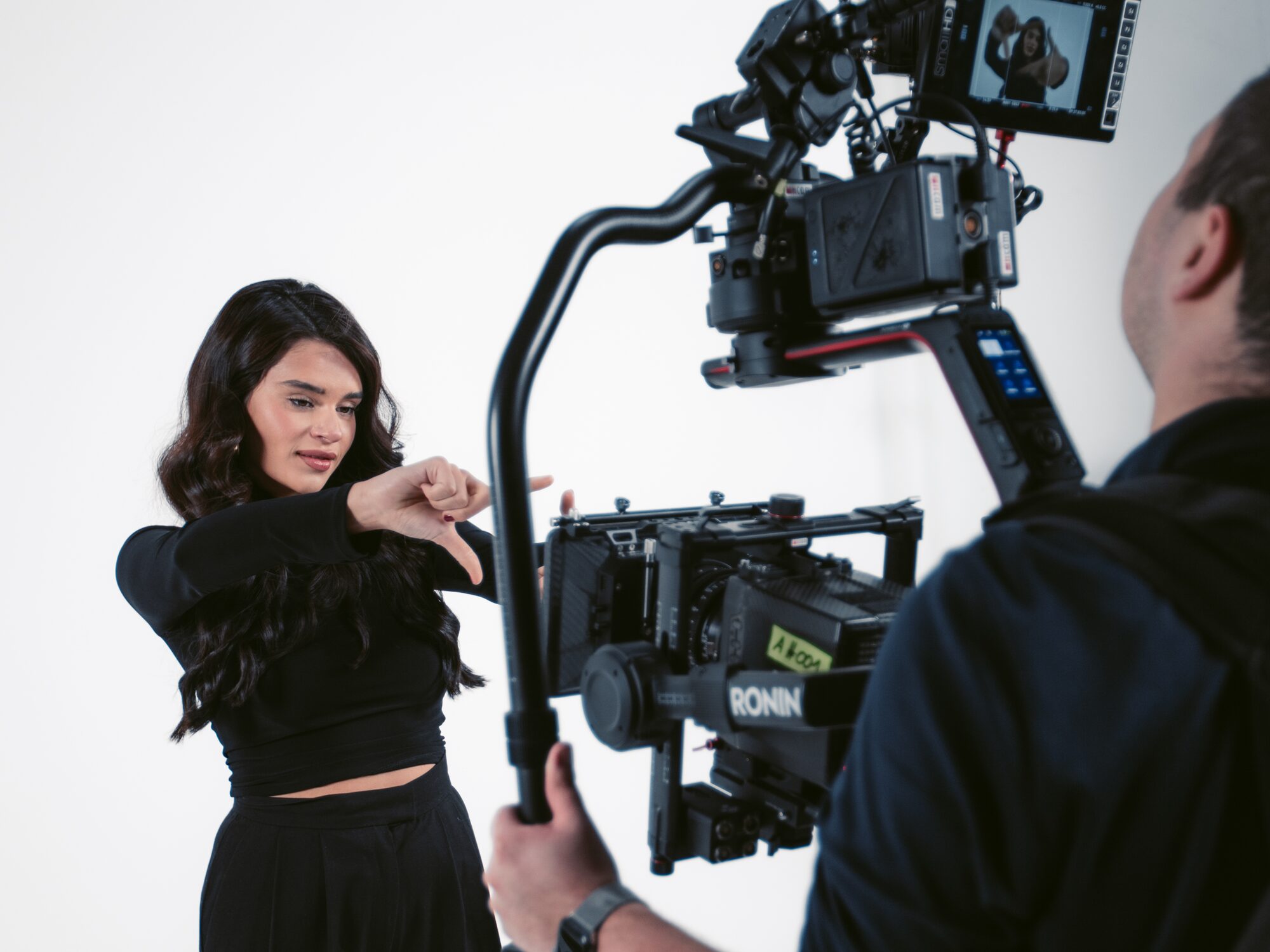 Kameramann mit Gimbal-Kamera bei einer Videoproduktion im Studio