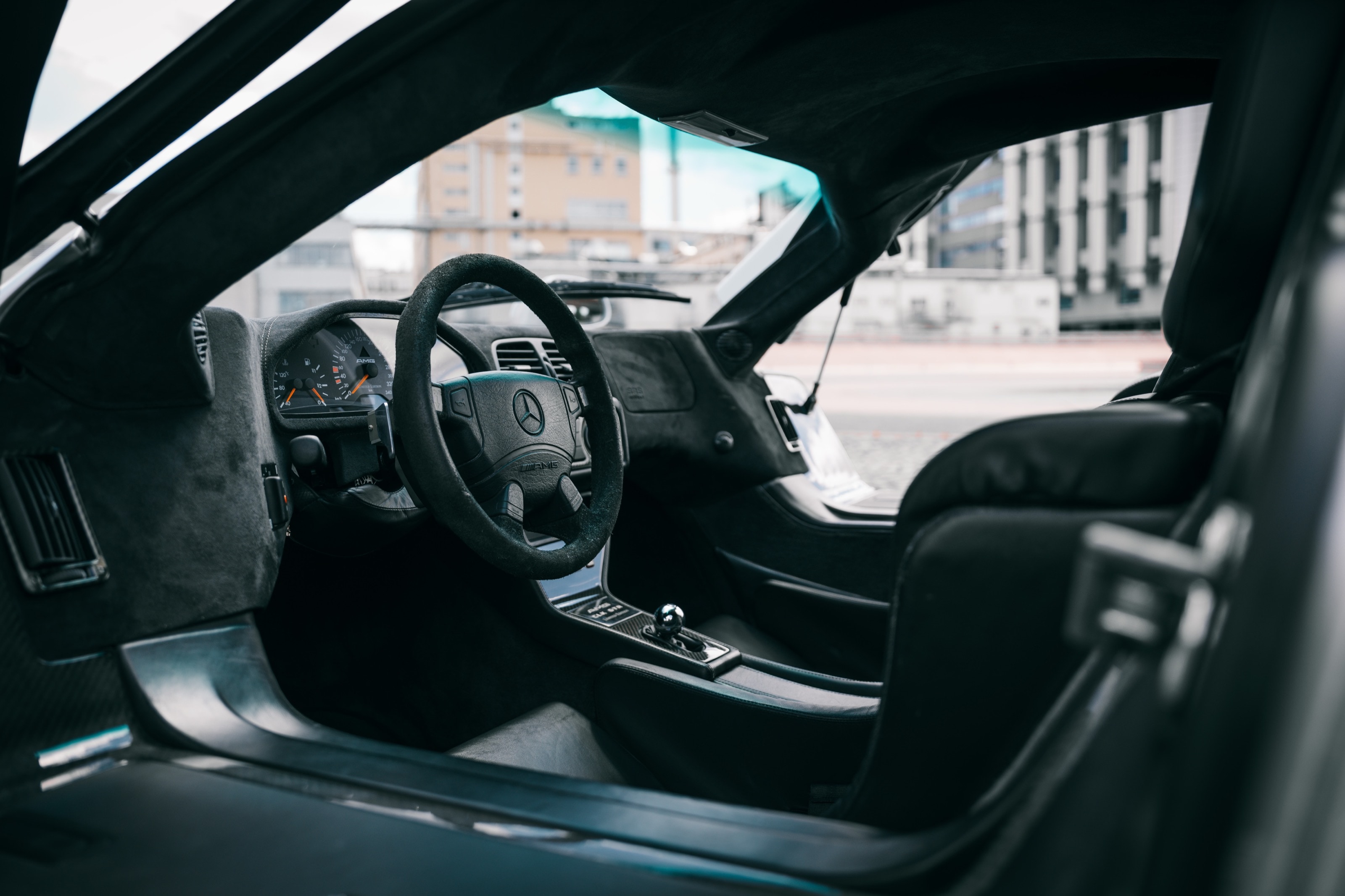 Blick durch die geöffnete Flügeltür auf Lenkrad und Cockpit der Straßenversion