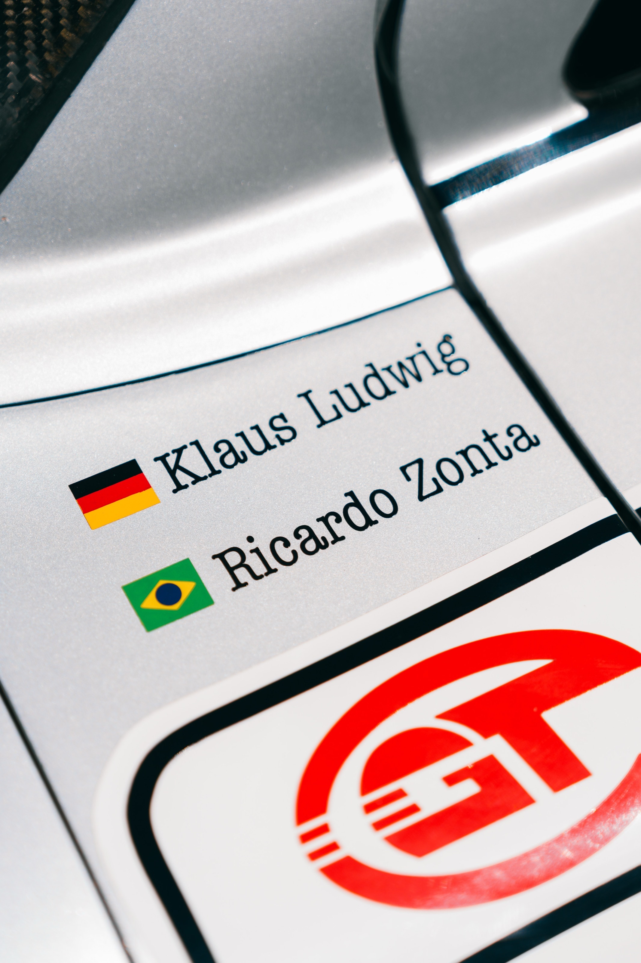 Fahrernamen Klaus Ludwig und Ricardo Zonta neben dem FIA-GT-Logo auf der Fahrertür des Rennwagens