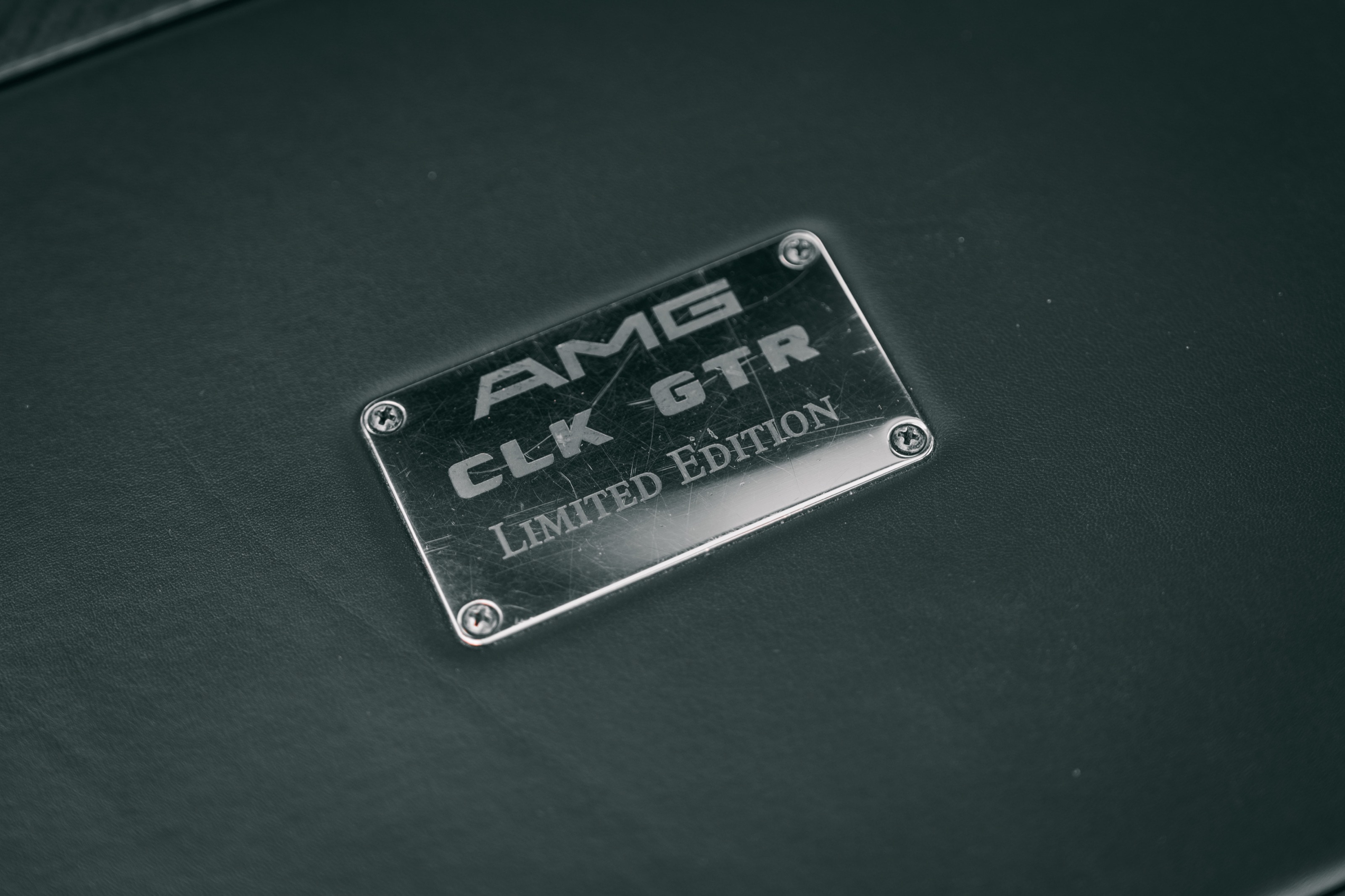 Plakette „AMG CLK GTR Limited Edition“ auf einer schwarzen Verkleidung der Straßenversion
