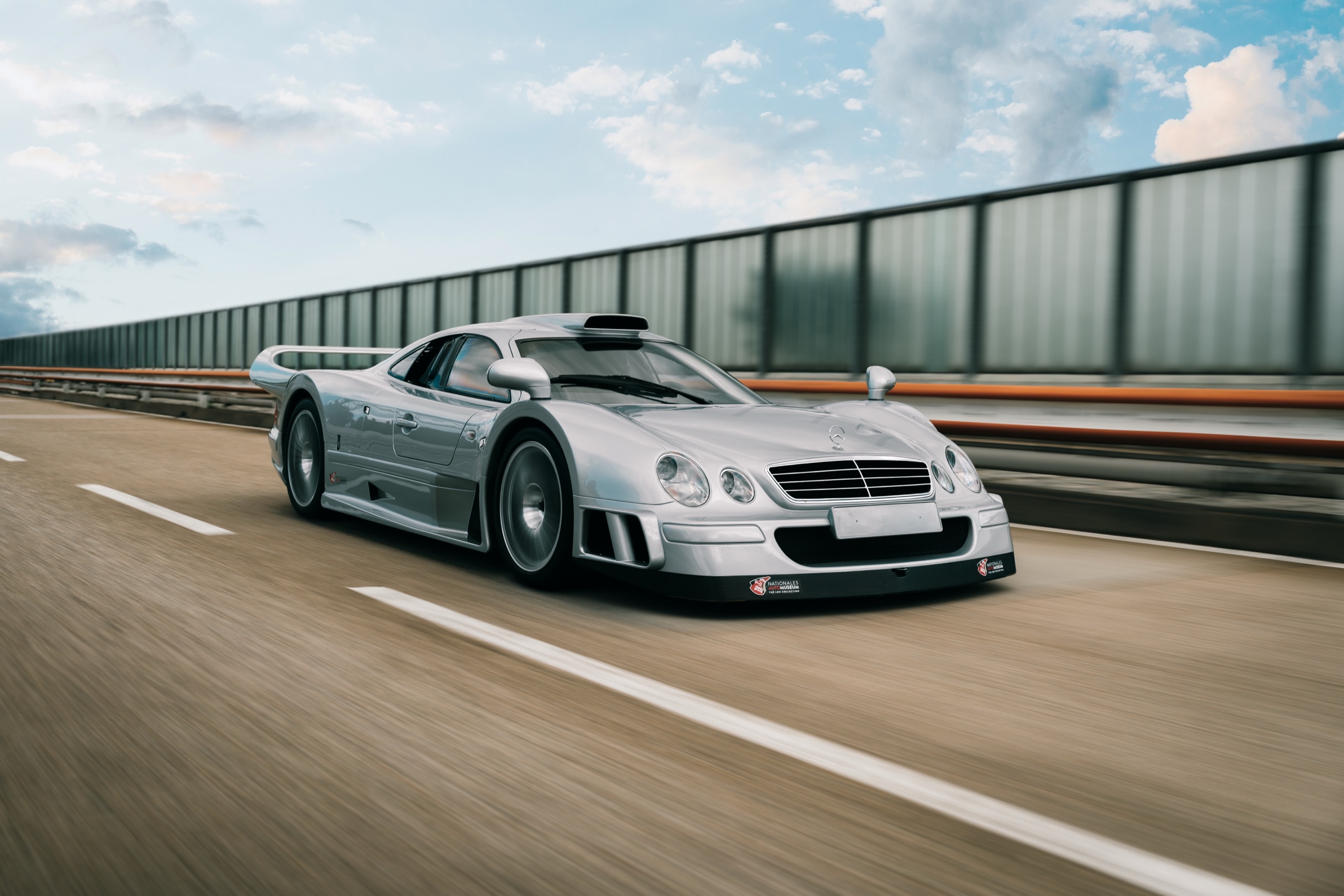 Mercedes-Benz Heritage im Auftrag von Stargallery creative company — CLK GTR auf der Einfahrbahn
