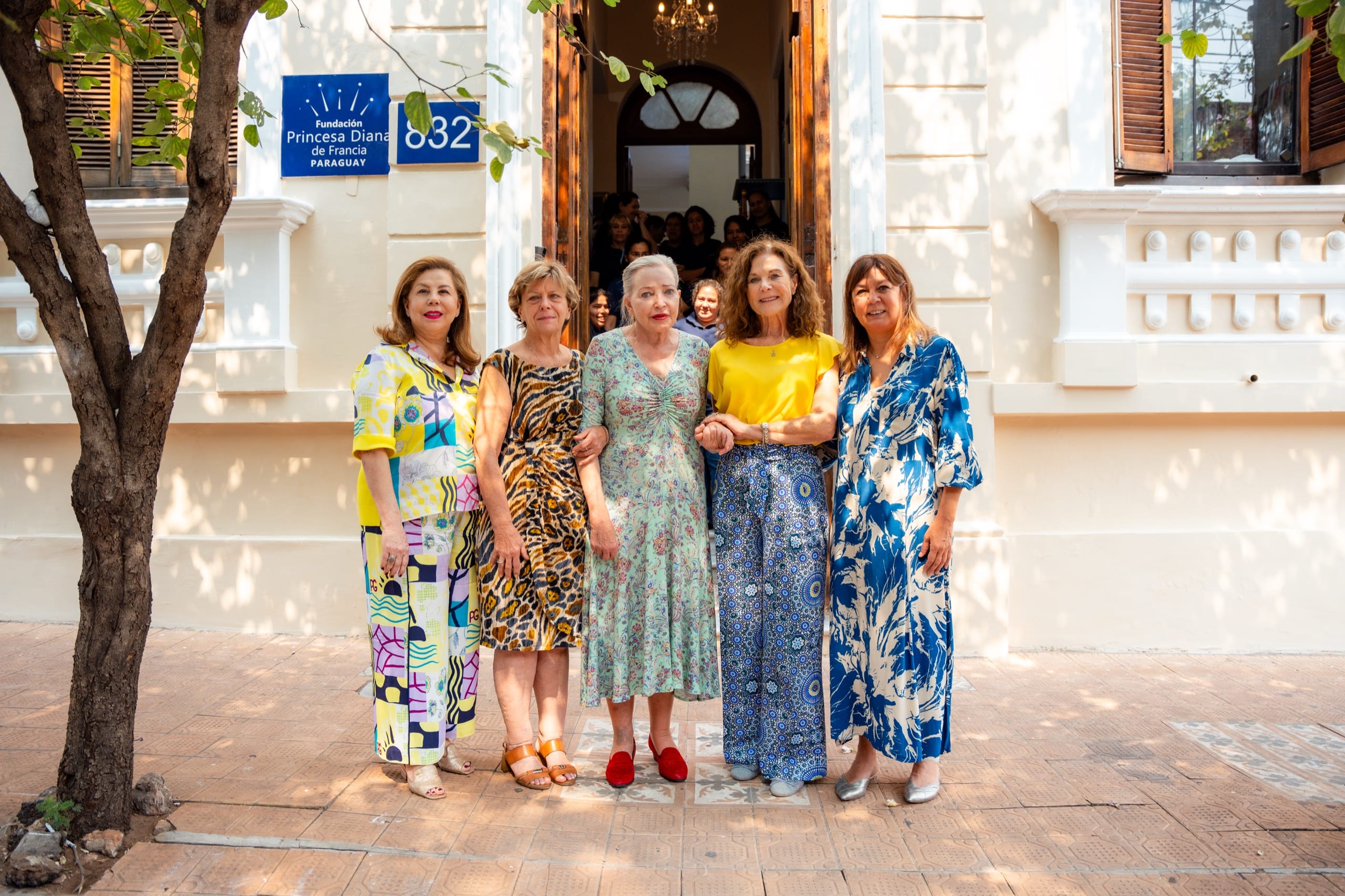Fünf Frauen der Stiftung vor dem Eingang des Stiftungsgebäudes mit dem Schild „Fundación Princesa Diana de Francia Paraguay"