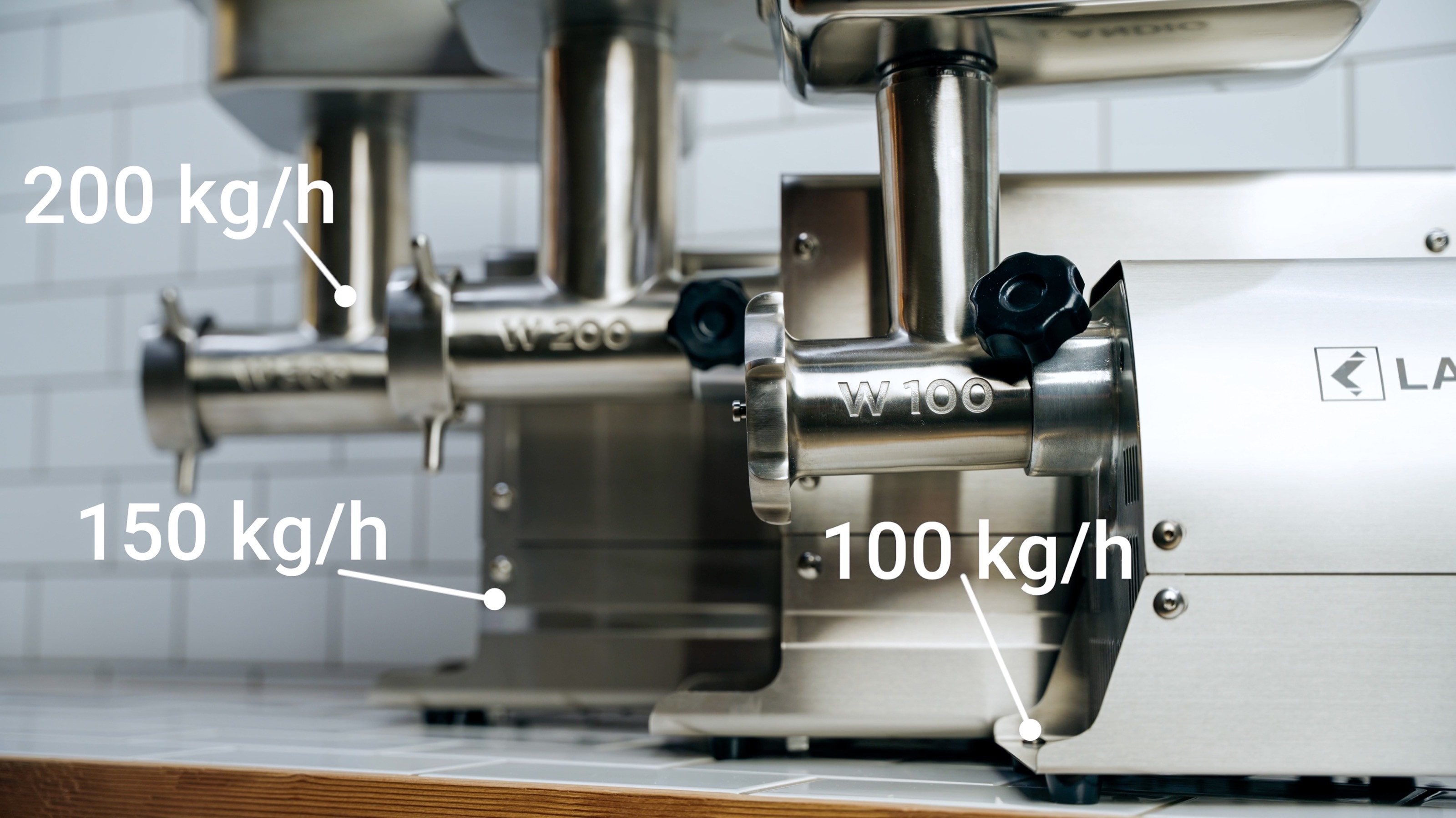 Drei Edelstahl-Fleischwölfe hintereinander mit eingeblendeten Leistungswerten von 100, 150 und 200 kg/h