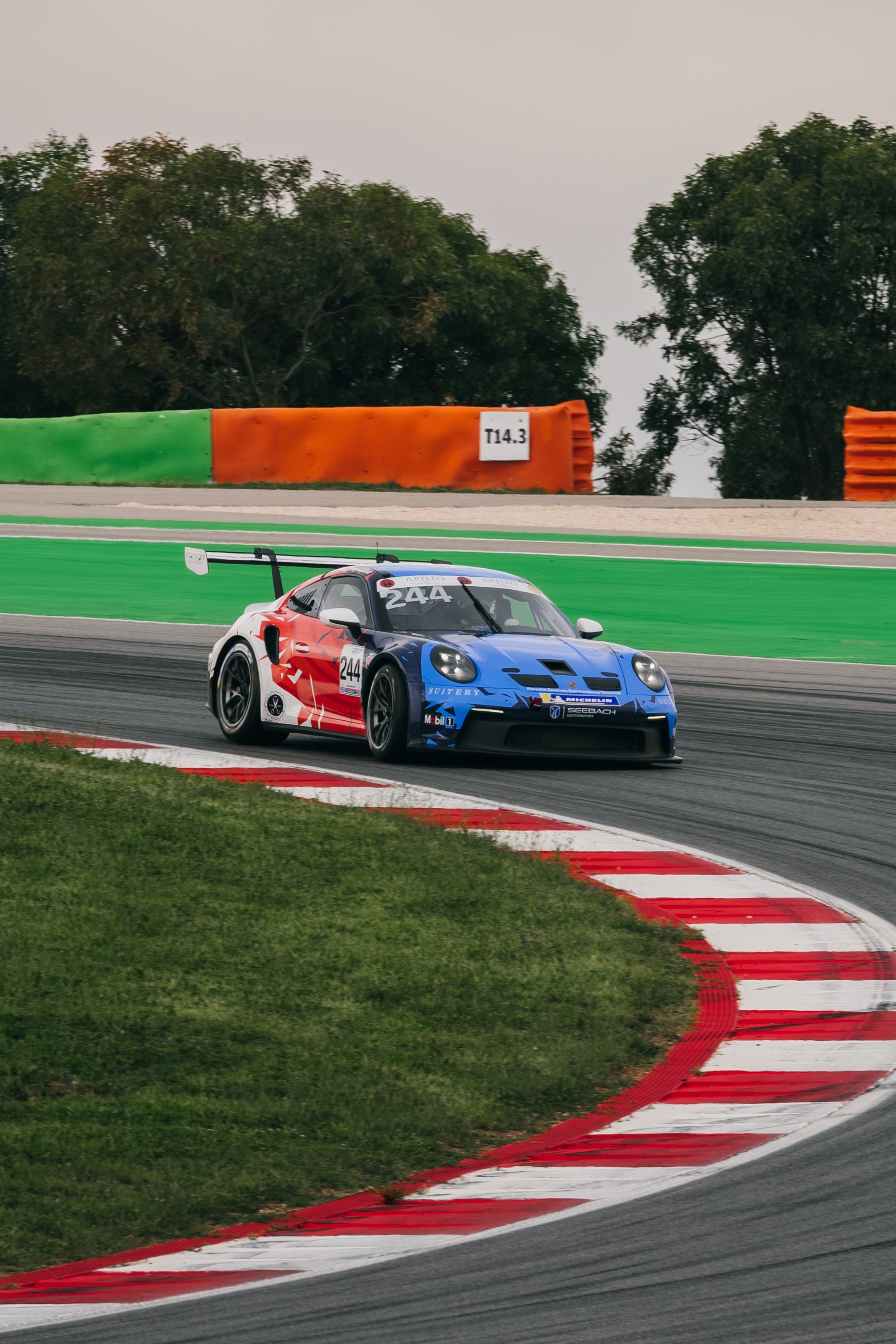 Der 911 GT3 Cup fährt über die rot-weißen Curbs einer Kurve