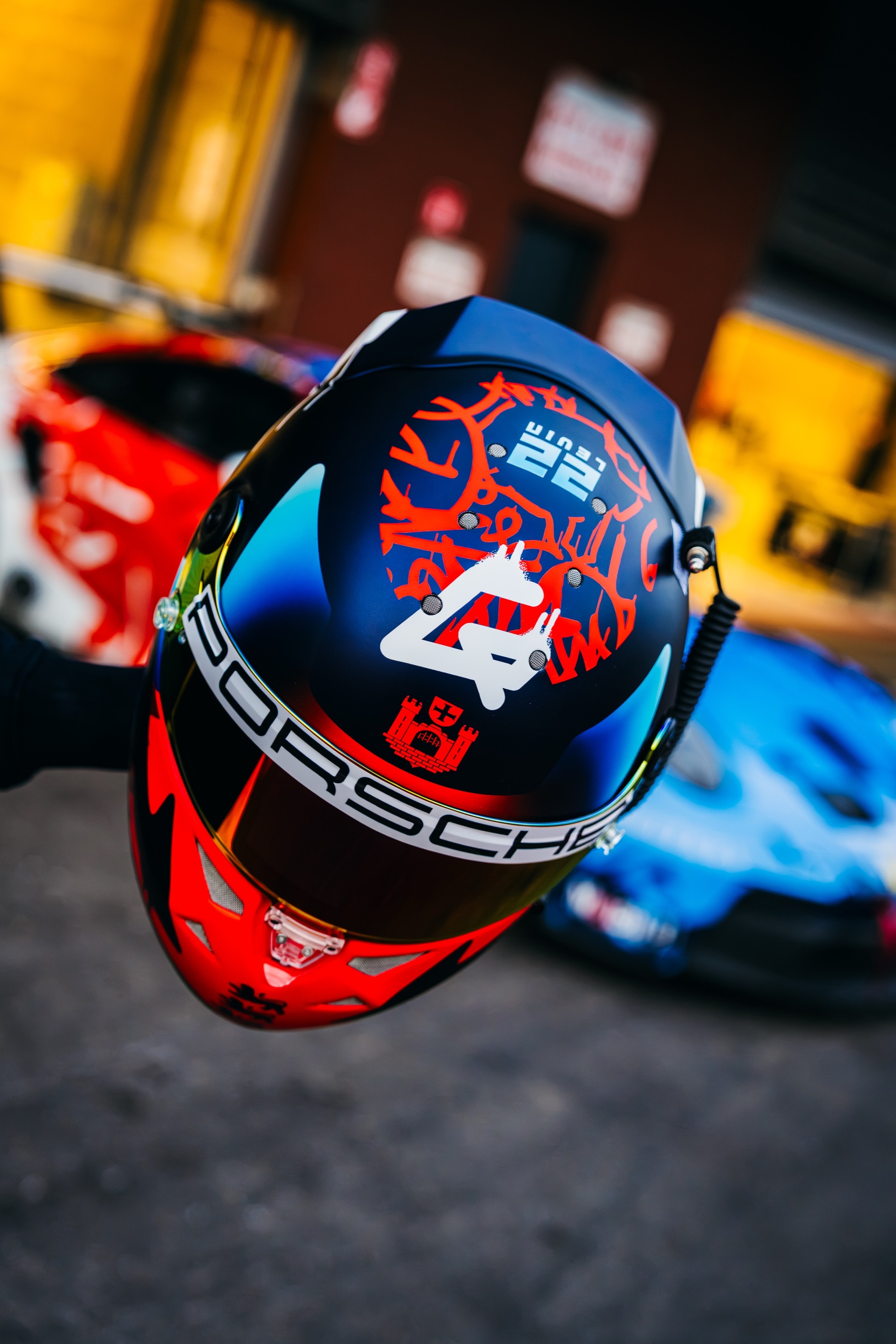 Helm mit Porsche-Schriftzug auf dem 911 GT3 Cup in der Box in Spa
