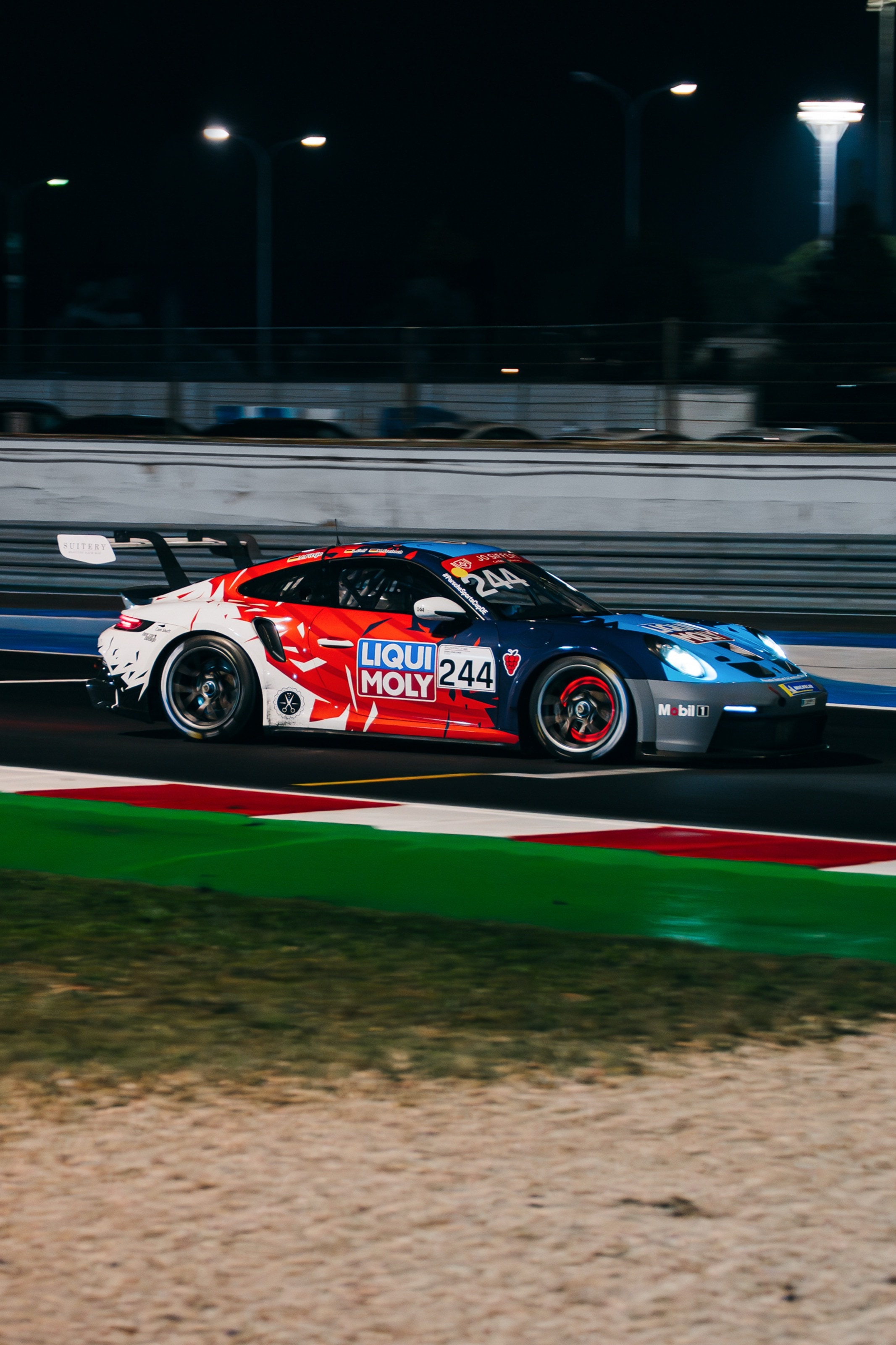 Der 911 GT3 Cup beim Nachtrennen unter Flutlicht auf der Strecke