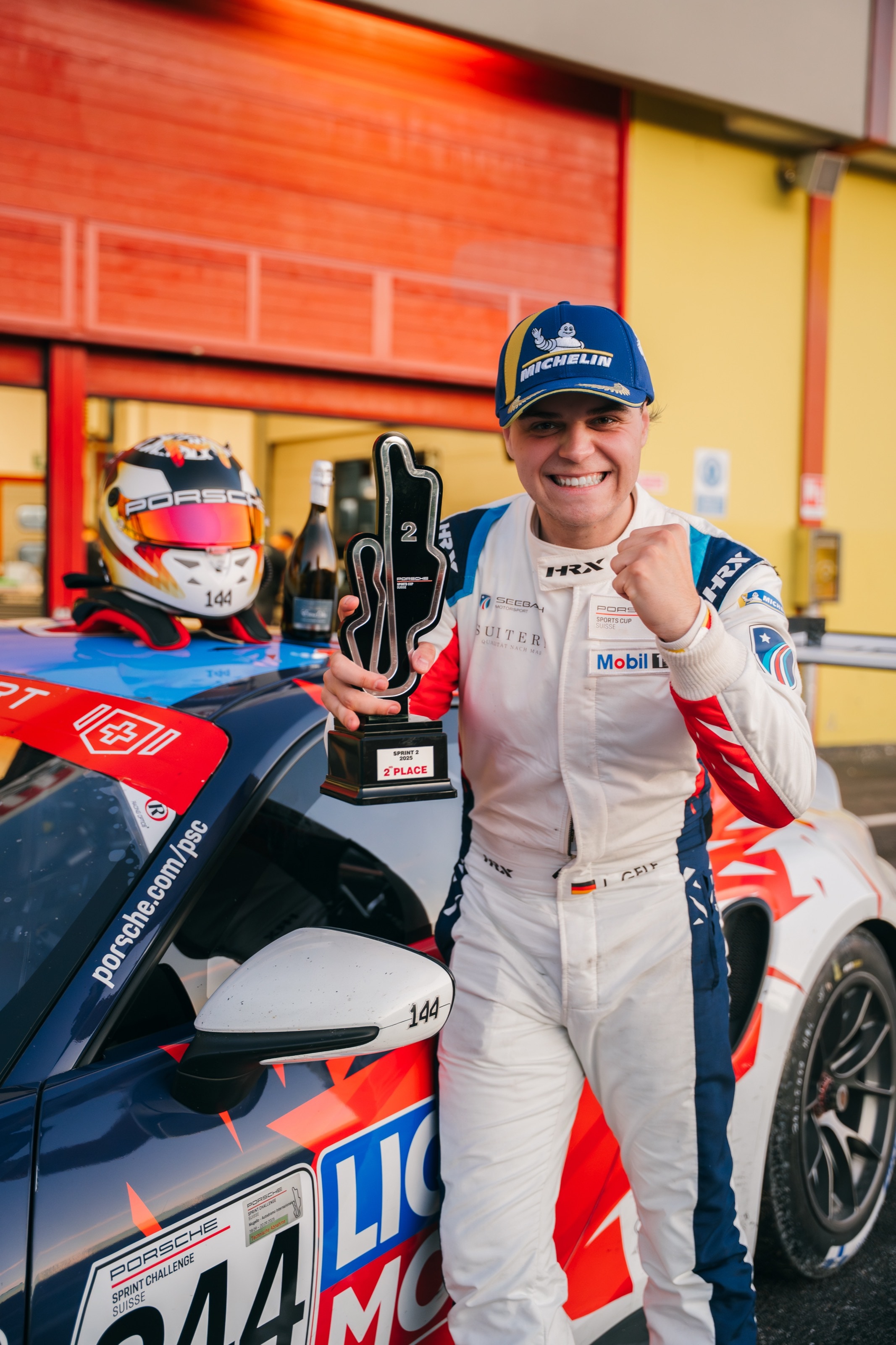 Levin Gelf jubelt mit dem Pokal in der Hand am 911 GT3 Cup vor der Box in Mugello