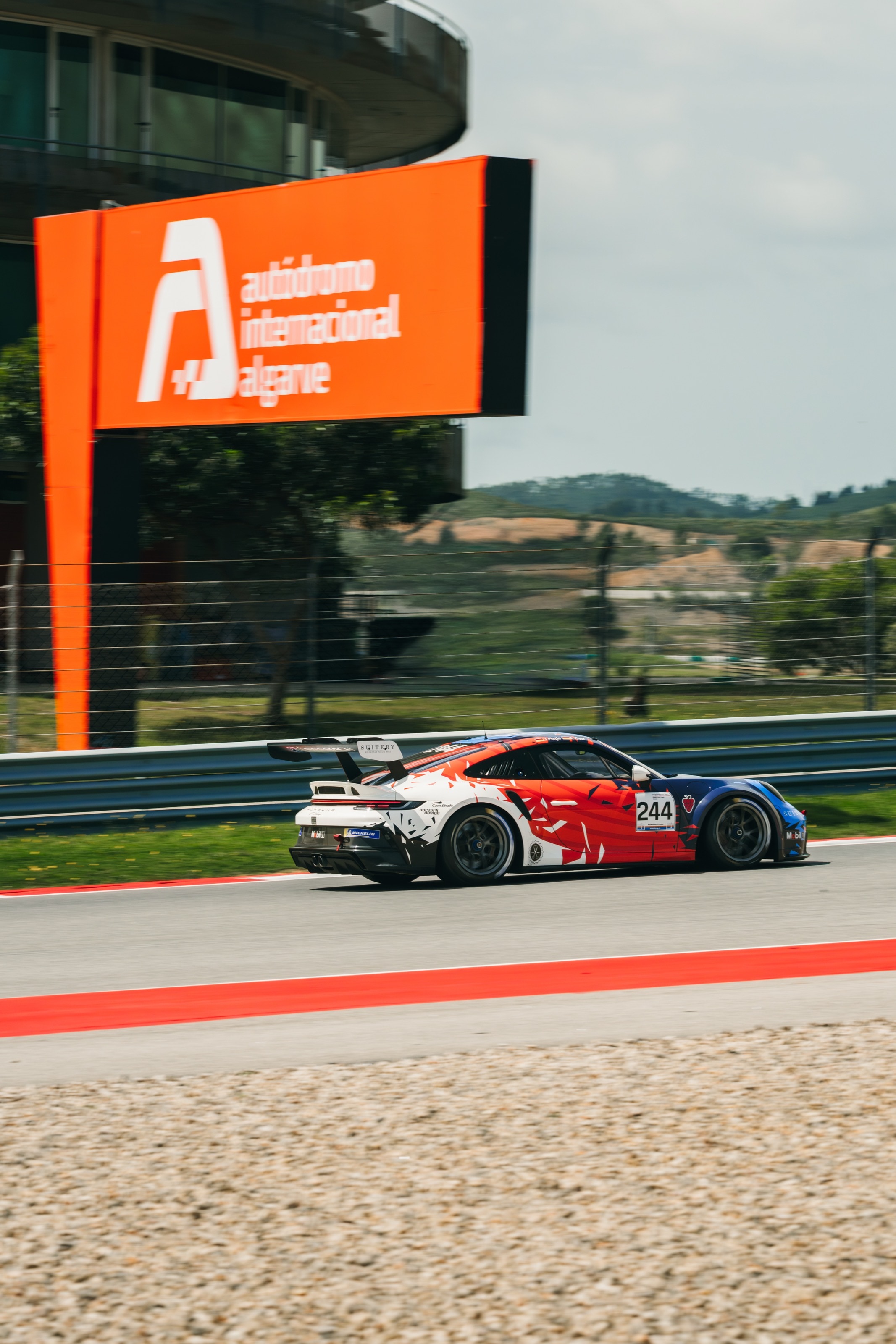 Der 911 GT3 Cup auf der Strecke unter dem orangefarbenen Schild des Autódromo Internacional do Algarve
