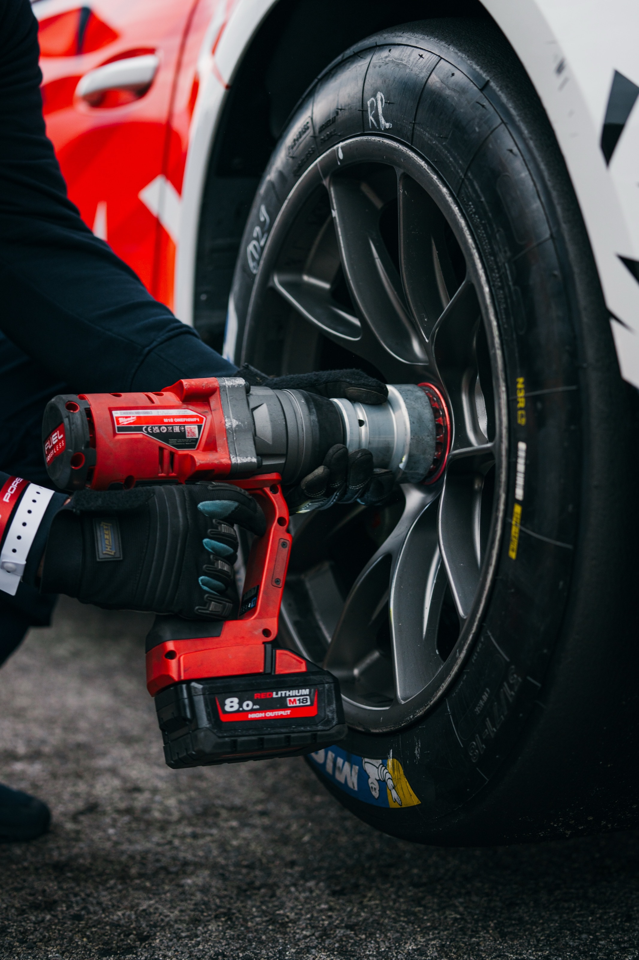 Mechaniker löst mit dem Schlagschrauber die Radmutter am 911 GT3 Cup
