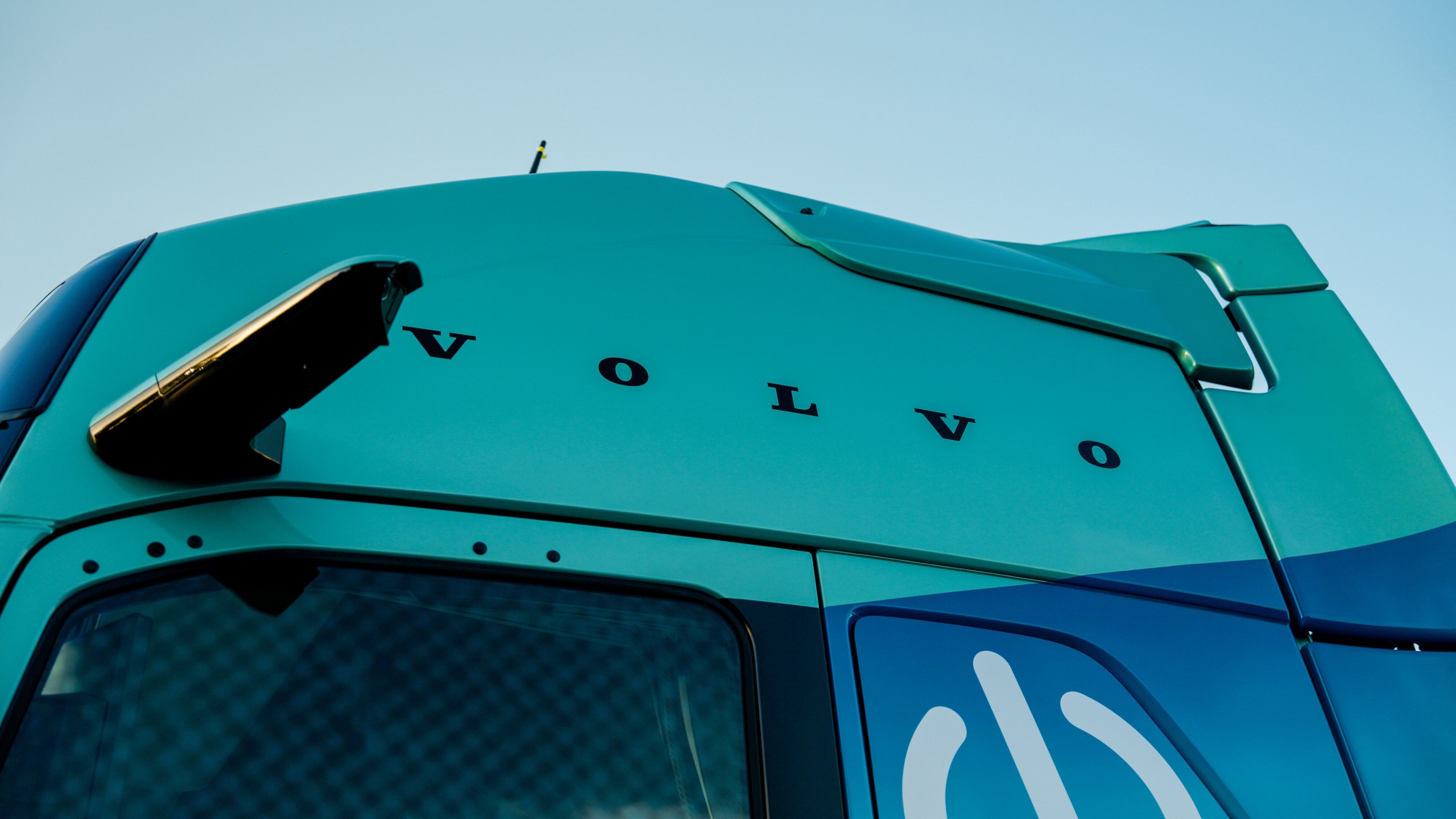 Frontale Fahraufnahme des Volvo FH Aero Electric auf einer Landstraße zwischen Ackerflächen