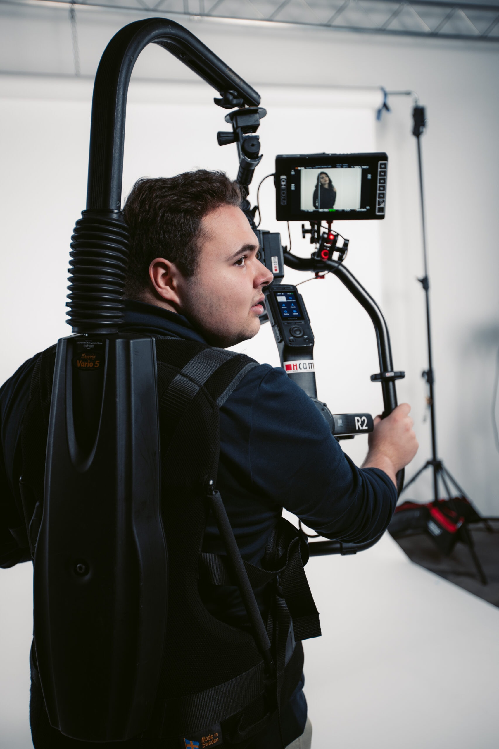 Florian Schmucker am Set hinter der Kamera