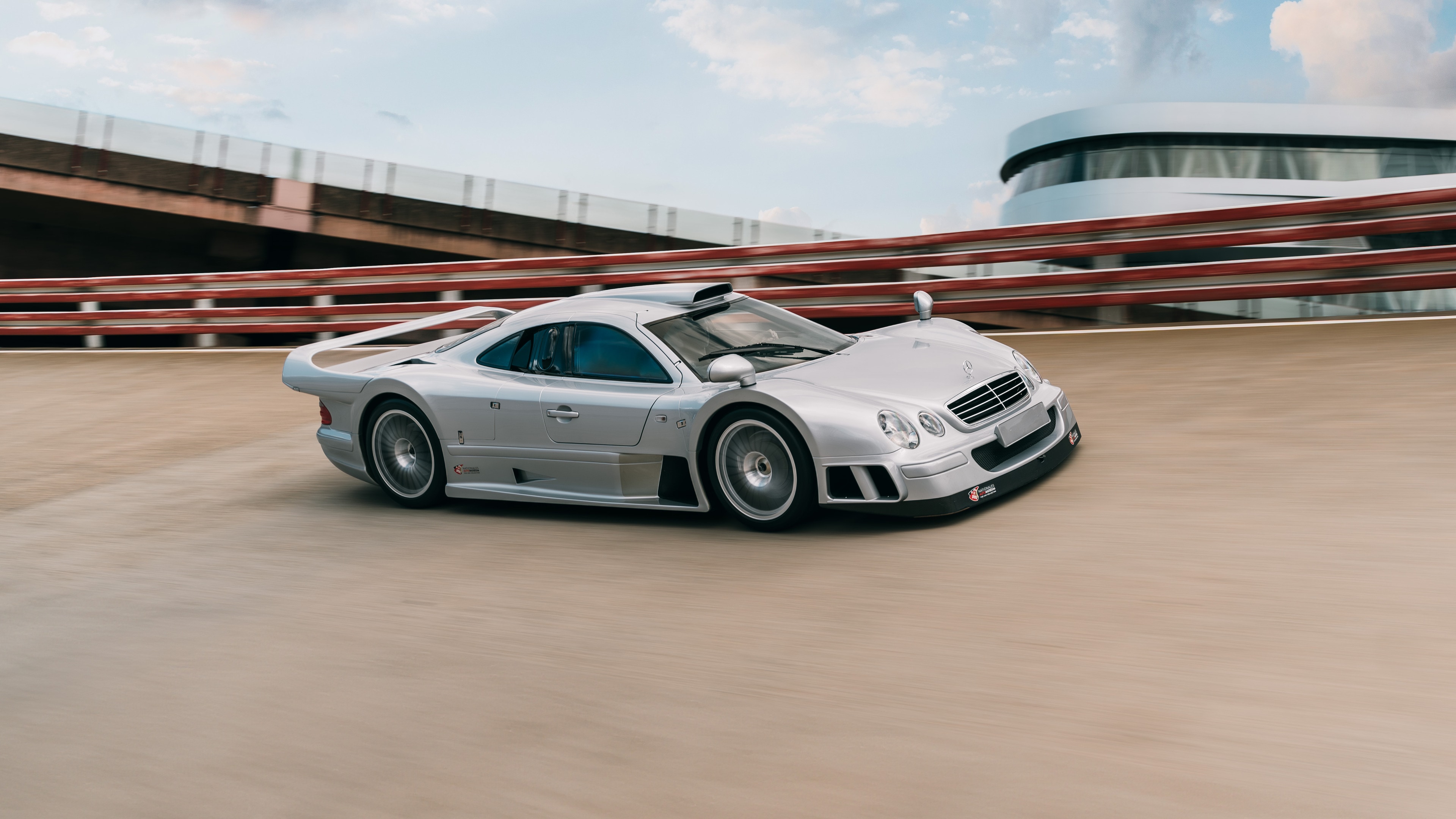 Mercedes-Benz Heritage im Auftrag von Stargallery creative company — CLK GTR auf der Einfahrbahn